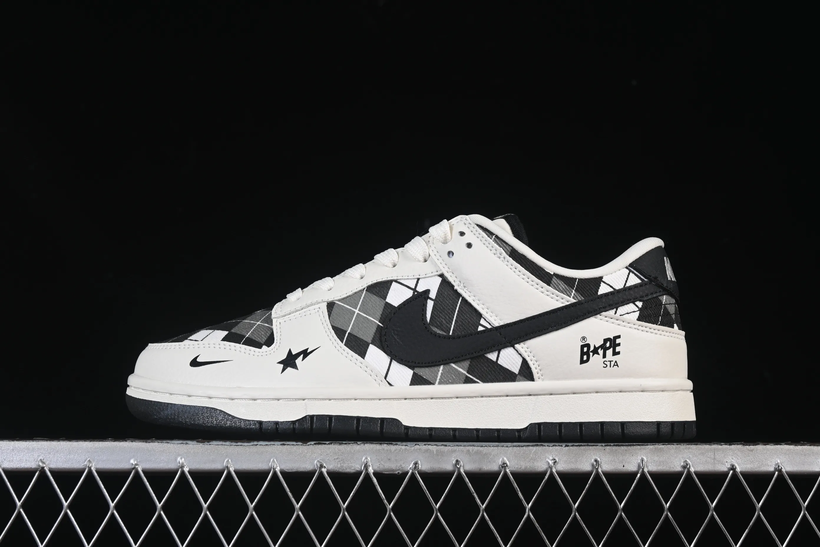 All categories Nk SB Dunk Series Nk SB Dunk Low High-end customized low-top sneakers Nike SB Dunk Low BAPE co-branded white and black mesh High-end customized low-top casual sneakers SC0601-463